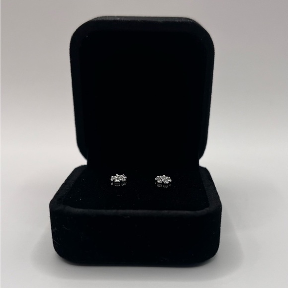 0.25 CT 10k White Gold Lab Diamond Flower Stud Earrings - Picture 5 of 7